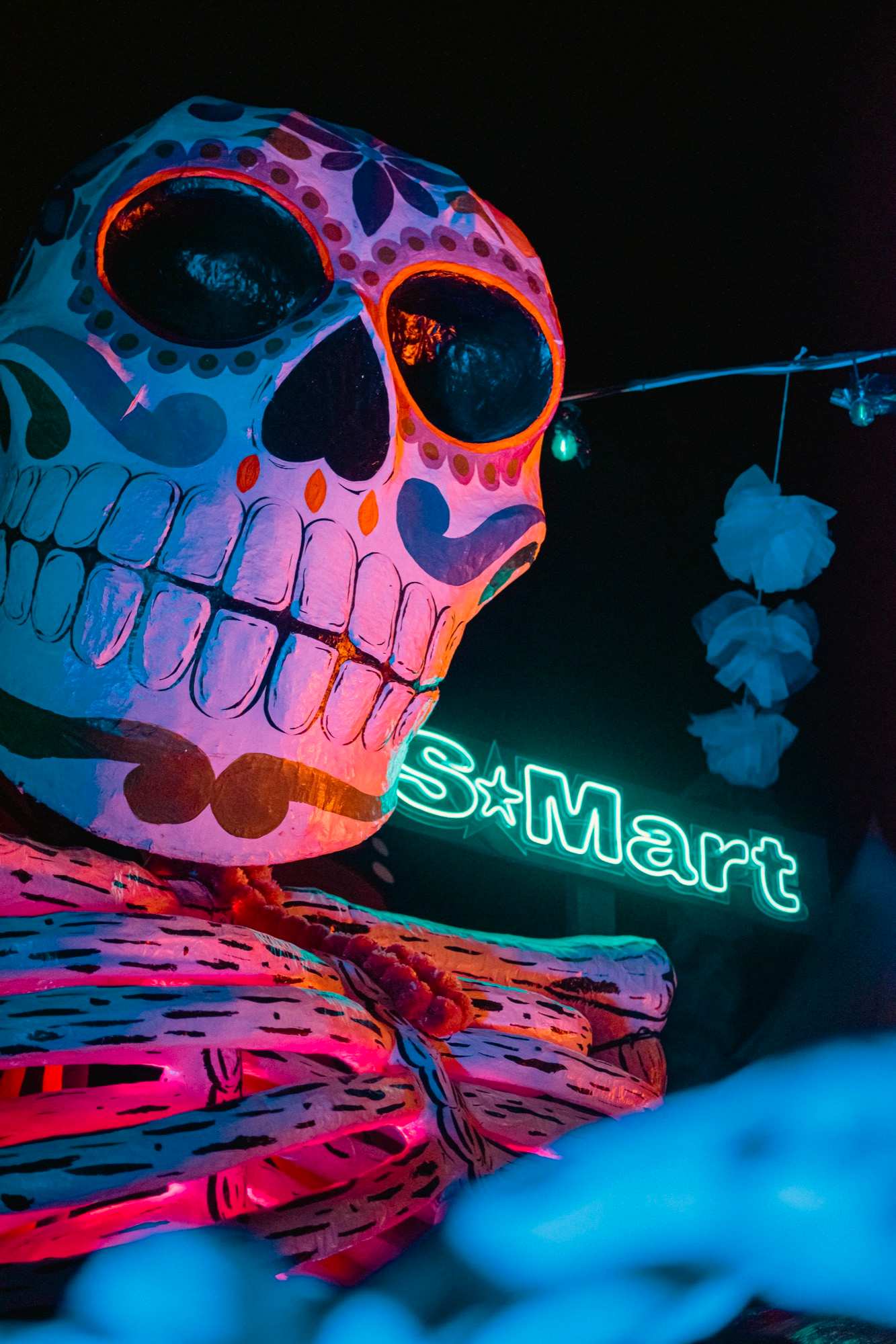 Calavera monumental de neón con el logo de S-Mart