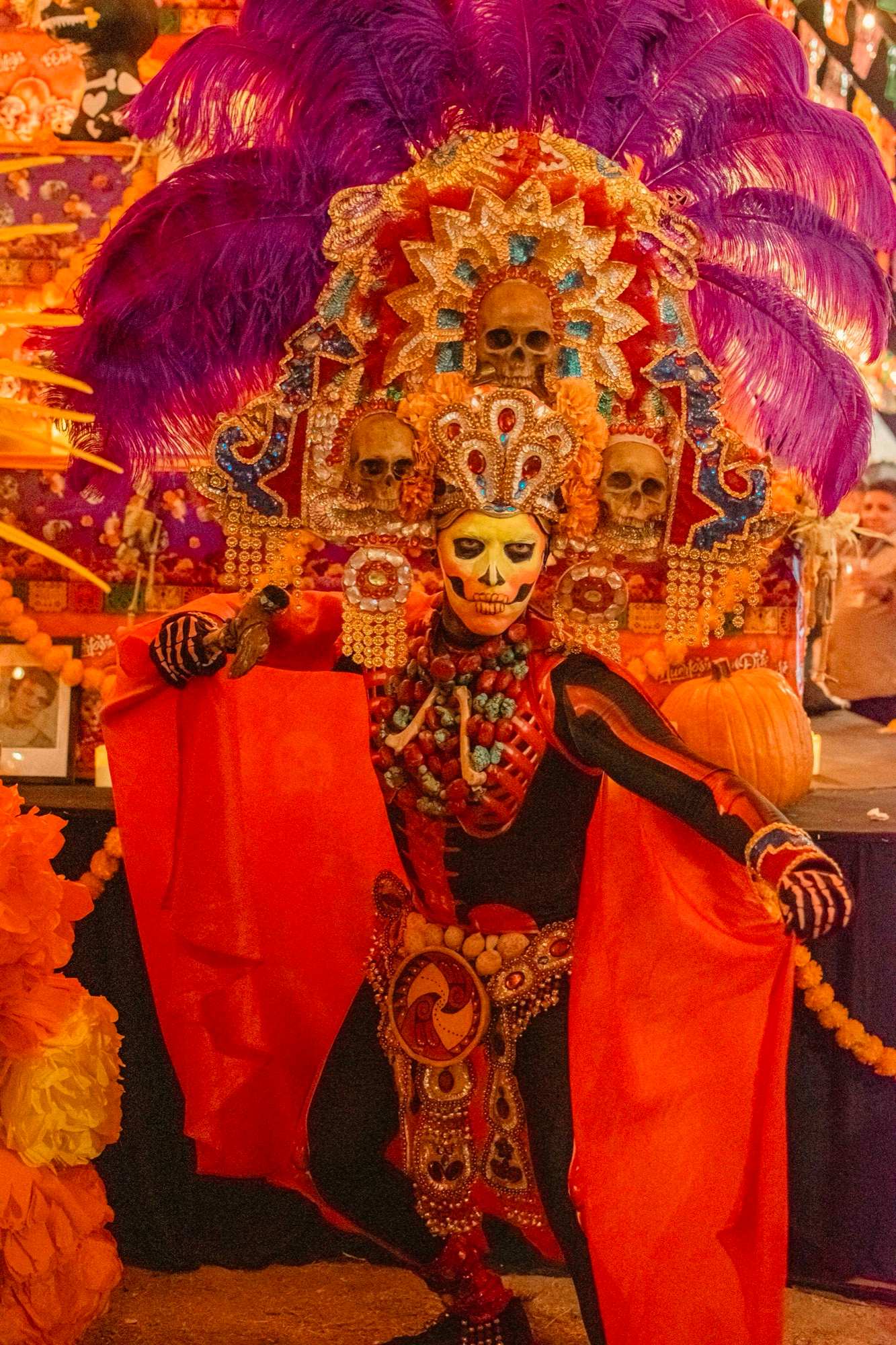 Catrina con plumas moradas y corona de calaveras