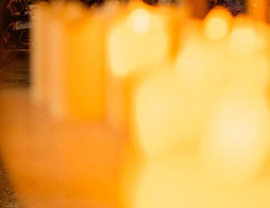 Velas encendidas en la ofrenda